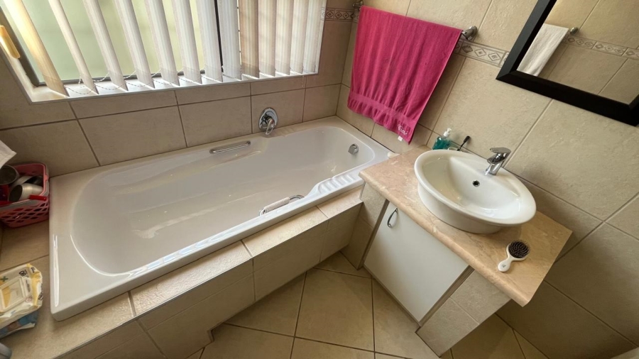 3 Bedroom Property for Sale in Wavecrest Eastern Cape